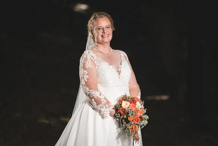 Portræt af Amalie med sin farverige brudebuket