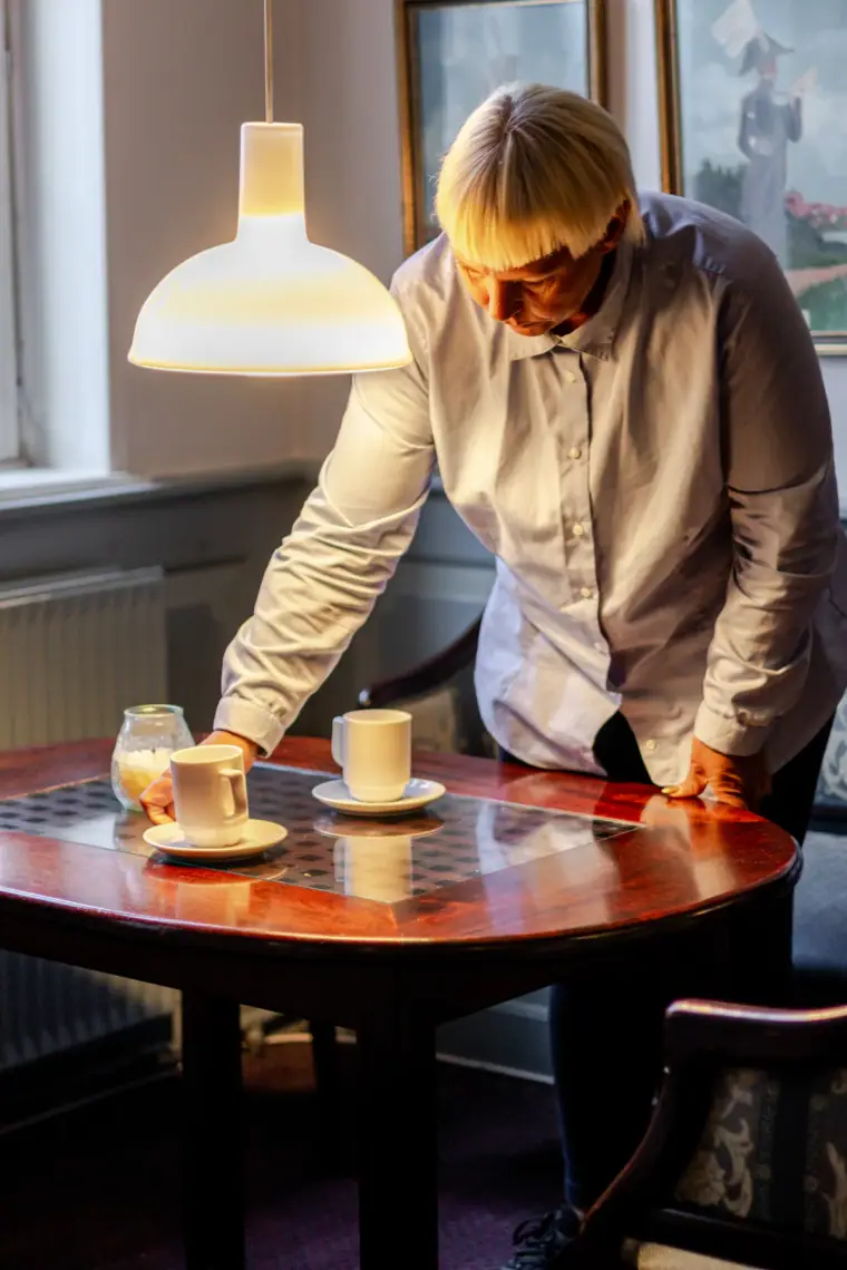 Hotelmedarbejder klargør servering