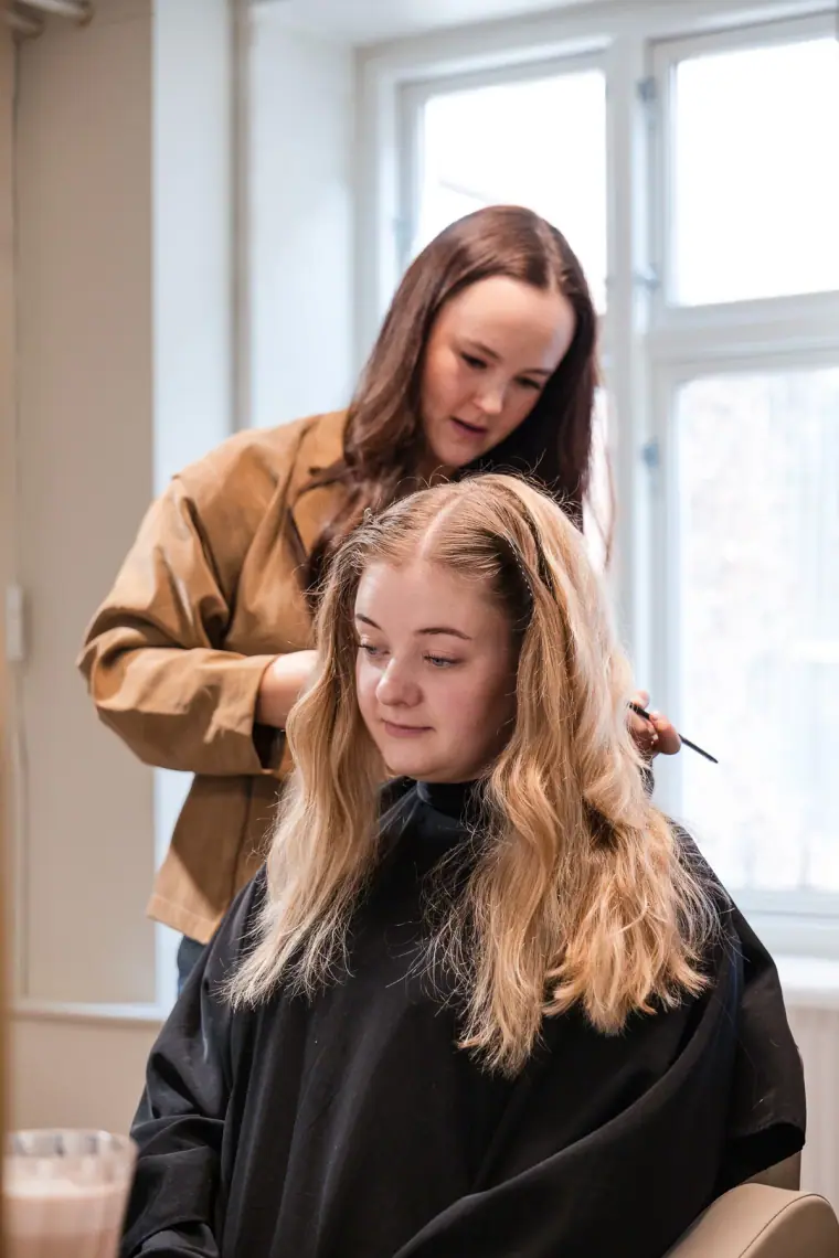 Frisør i arbejde hos TILLA Hair