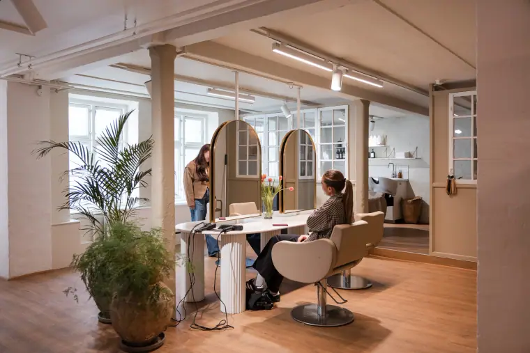 Interiør og arbejde hos TILLA Hair