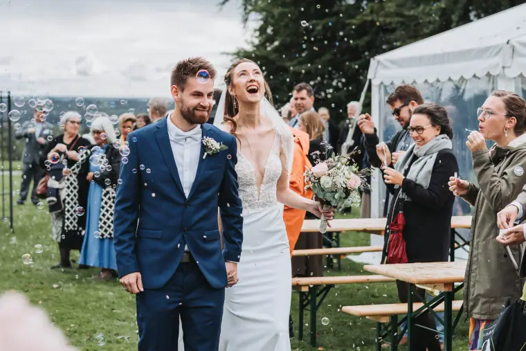 Maibritt og Michael fejrer dagen blandt gæster og sæbebobler